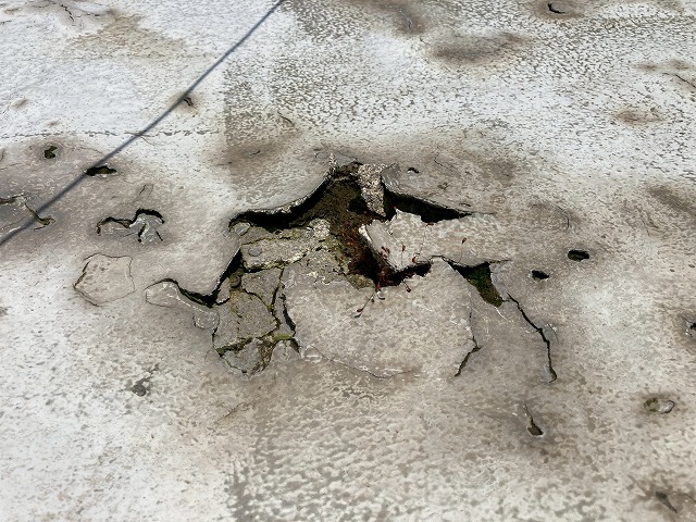 屋上防水の破れ